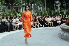 Người mẫu trình diễn tại Lễ khai mạc. (Ảnh: Trần Việt/TTXVN)