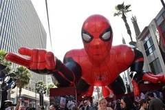 Hình nộm khổng lồ Spider-Man được trưng bày ở Hollywood, Mỹ. (Ảnh: AFP/TTXVN)
