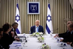 Tổng thống Israel Reuven Rivlin (giữa) trong cuộc họp tham vấn với các thành viên đảng Xanh-Trắng tại Jerusalem ngày 22/9/2019. (Ảnh: THX/TTXVN)