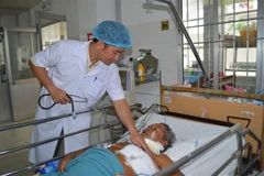 Bác sỹ thăm khám cho bệnh nhân sau phẫu thuật. (Ảnh: TTXVN phát)