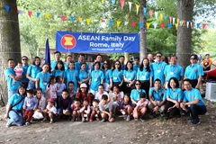 Đại sứ Việt Nam tại Italy Nguyễn Thị Bích Huệ chụp hình lưu niệm với các cán bộ, nhân viên đại sứ quán và cơ quan đại diện khác tại Italy. (Ảnh: Ngự Bình/Vietnam+)