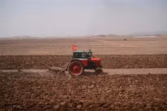 Một máy kéo được người dân Triều Tiên sử dụng trong nông nghiệp tại một địa phương nằm trên lộ trình từ Bình Nhưỡng tới tỉnh Bắc Phyongan. (Ảnh: AFP/TTXVN)