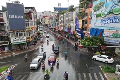 Người dân Thủ đô đón thời tiết chuyển mùa. (Ảnh: Thanh Tùng/TTXVN)