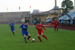 Một pha tranh bóng trong trận khai mạc. (Ảnh: Đại Nghĩa/TTXVN)