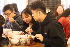 Các bạn trẻ du học sinh Việt Nam tại Melbourne thích thú thưởng thức Phở Thìn 13 Lò Đúc. (Ảnh: Diệu Linh/Vietnam+)