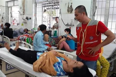 Chị Trần Thị Tuyết Mai được đưa đi cấp cứu tại Bệnh viện đa khoa tỉnh Tây Ninh. (Ảnh: Lê Đức Hoảnh/TTXVN)