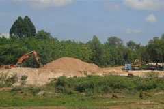 Khai thác cát. (Ảnh: TTXVN)