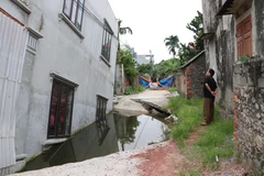 Một căn nhà bị sụt, lún ở thôn Hòa Lạc, xã An Tiến, huyện Mỹ Đức. (Ảnh: Mạnh Khánh/TTXVN)