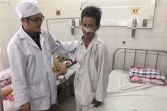 Sức khỏe bệnh nhân N.P.H (bên phải) sau 10 ngày phẫu thuật đã ổn định, có thể xuất viện trong vài ngày tới. (Ảnh: TTXVN phát)