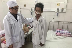 Sức khỏe bệnh nhân N.P.H (bên phải) sau 10 ngày phẫu thuật đã ổn định, có thể xuất viện trong vài ngày tới. (Ảnh: TTXVN phát)