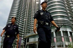 Cảnh sát tuần tra tại khu vực gần tòa tháp đôi Petronas tại Kuala Lumpur, Malaysia. (Ảnh: AFP/ TTXVN)