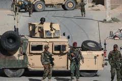 Binh sỹ quân đội Afghanistan gác gần hiện trường vụ nổ bom xe bên ngoài căn cứ của lực lượng đặc nhiệm quân đội ở huyện Chahar Asyab, tỉnh Kabul, ngày 12/9/2019. (Ảnh: THX/TTXVN)