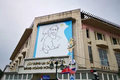 Bức tranh 'Bác Hồ và thiếu nhi' khu vực trước cửa Nhà triển lãm 93 Đinh Tiên Hoàng, Quận Hoàn Kiếm. (Ảnh: Thành Đạt/TTXVN)