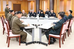 Hội nghị ba bên đầu tiên giữa đại diện hai miền Triều Tiên và Bộ Tư lệnh Liên hợp quốc (UNC) ở làng đình chiến Panmunjom. (Ảnh: YONHAP/ TTXVN)