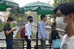 Người dân Thái Lan đeo khẩu trang do khói mù bao phủ ở thủ đô Bangkok. (Ảnh: AFP/TTXVN)