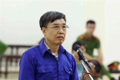 Bị cáo Lê Bạch Hồng (sinh năm 1954, nguyên Thứ trưởng Bộ Lao động - Thương binh và Xã hội, nguyên Tổng Giám đốc Bảo hiểm Xã hội Việt Nam) khai báo lý lịch. (Ảnh: Văn Điệp/TTXVN)