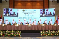 Trưởng đoàn 10 nước thành viên ASEANAPOL ký Thông cáo chung. (Ảnh: TTXVN)