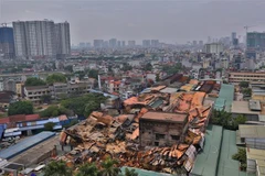 Vụ cháy ảnh hưởng nặng nề đến đời sống sinh hoạt vì khả năng nhiễm độc thủy ngân đối với những khu vực lân cận. (Ảnh: Thành Đạt/TTXVN)
