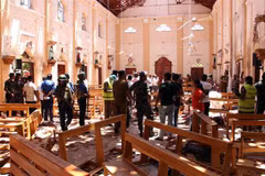 Lực lượng an ninh Sri Lanka điều tra tại hiện trường vụ đánh bom tại nhà thờ ở Negombo, phía bắc thủ đô Colombo, ngày 21/4/2019. (Ảnh: AFP/ TTXVN)