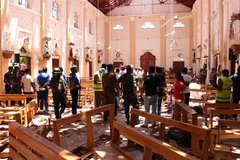 Lực lượng an ninh Sri Lanka điều tra tại hiện trường vụ đánh bom tại nhà thờ ở Negombo, phía bắc thủ đô Colombo, ngày 21/4/2019. (Ảnh: AFP/ TTXVN)