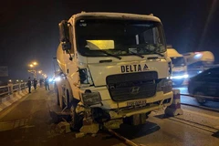 Hà Nội: Xe bồn trộn bêtông đâm nhiều xe máy trên cầu Thanh Trì