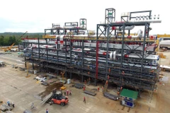 Sản xuất các thiết bị cơ khí cỡ lớn tại Công ty TNHH Công nghiệp nặng Doosan Việt Nam (vốn đầu tư của Hàn Quốc) tại Khu kinh tế Dung Quất (Quảng Ngãi). (Ảnh: Danh Lam/TTXVN)