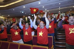 Cán bộ, nhân viên Ngoại giao cổ vũ U22 Việt Nam đá trận chung kết 