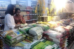 Người dân mua sắm tại siêu thị Vinmart. (Ảnh: Trần Việt/TTXVN)