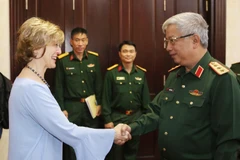 Thượng tướng Nguyễn Chí Vịnh tiếp bà Bonnie Glick, Phó Tổng Giám đốc toàn cầu Cơ quan Phát triển quốc tế Hoa Kỳ. (Ảnh: Dương Giang/TTXVN)