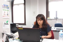 Nhân viên làm việc tại Trung tâm tư vấn một cửa cho người nước ngoài của tỉnh Gunma của Nhật Bản. (Ảnh: Đào Tùng/TTXVN)
