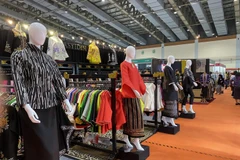 Góc trưng bày các sản phẩm may mặc tại Hội chợ. (Ảnh: Hữu Chiến/TTXVN)