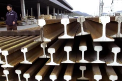 Sản phẩm thép được xếp tại cảng ở Busan, Hàn Quốc. (Ảnh: AFP/TTXVN)