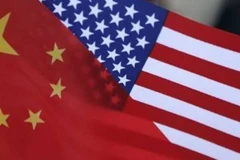 Cờ Trung Quốc và Mỹ. (Nguồn: ghanamotion)