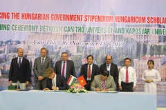 Lễ ký kết Biên bản ghi nhớ hợp tác trong đào tạo nguồn nhân lực. (Ảnh: Ánh Tuyết/TTXVN)