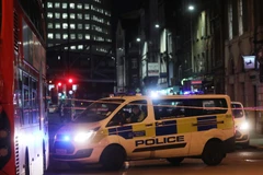 Cảnh sát Anh phong tỏa khu vực quanh cầu London sau vụ tấn công bằng dao, tối 29/11. (Ảnh: AFP/TTXVN)