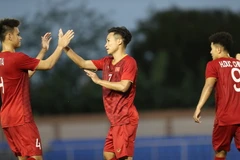 Tiền vệ Việt Hưng (7) ăn mừng bàn thắng với đồng đội sau khi ghi được cho U22 Việt Nam trong trận ra quân gặp U22 Brunei. (Ảnh: Hoàng Linh/TTXVN)