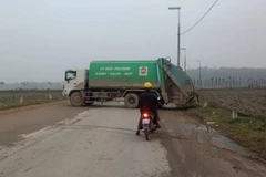 Xe rác vào bãi thải phải quay đầu vì dân chặn đường. (Ảnh: Hùng Võ/Vietnam+)