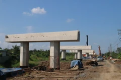 Thi công gói thầu xây lắp số 17 ở huyện Cái Bè, tỉnh Tiền Giang. (Ảnh: Minh Trí/TTXVN)