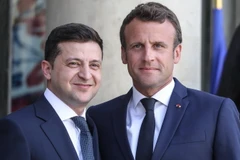 Tổng thống Ukraine Volodymyr Zelensky (trái) và Tổng thống Pháp Emmanuel Macron. (Ảnh: AFP/TTXVN)