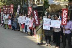 Tuần hành phản đối các vụ cưỡng bức tại Siliguri, Ấn Độ, ngày 7/12. (Ảnh: AFP/TTXVN)