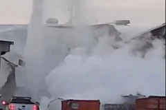 Khí và chất lỏng phun vào không khí sau vụ nổ bể chứa nitơ tại cơ sở Beechcraft của Textron Aviation Inc. ở Wichita, Kansas của Mỹ, ngày 27/12. (Nguồn: Reuters)