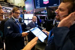 Giao dịch viên làm việc tại sàn giao dịch chứng khoán New York của Mỹ ngày 13/12. (Ảnh: THX/TTXVN)