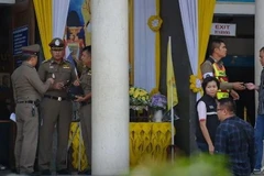 Các sỹ quan và điều tra viên của Cảnh sát Thái Lan ở bên ngoài tòa án tỉnh Chantaburi sau vụ nổ súng vào ngày 12/11 vừa qua. (Nguồn: AFP/Daily News)