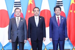 Tổng thống Hàn Quốc Moon Jae-in, Thủ tướng Trung Quốc Lý Khắc Cường và Thủ tướng Nhật Bản Shinzo Abe tại cuộc gặp ở Thành Đô, Trung Quốc ngày 24/12 vừa qua. (Ảnh: THX/TTXVN)