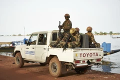 Binh sỹ Mali tuần tra tại Mopti của Mali. (Ảnh: AFP/TTXVN)
