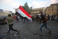 Người biểu tình Iraq tại cây cầu al-Jumhuriya dẫn đến Vùng Xanh, nơi được bảo vệ nghiêm ngặt ở thủ đô Baghdad. (Ảnh: AFP/TTXVN)