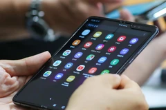 Khách hàng trải nghiệm điện thoại Samsung Galaxy Fold tại một cửa hàng ở Seoul, Hàn Quốc ngày 6/9 vừa qua. (Ảnh: Yonhap/TTXVN)