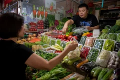 Một quầy bán rau quả tại chợ ở Bắc Kinh của Trung Quốc. (Ảnh: AFP/TTXVN)