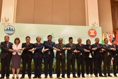 Các Trưởng đoàn kết nối tay đoàn kết cùng chụp ảnh lưu niệm tại hội nghị. (Ảnh: Trần Long-Minh Hưng/TTXVN)