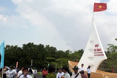 Khách du lịch tham quan mũi Cà Mau. (Ảnh: Lê Huy Hải/TTXVN)